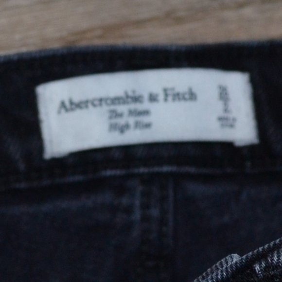 NWT Abercrombie The Mom Jean High Rise 90's Washed Black Jean Size 26 Long - Picture 6 of 7